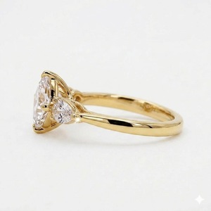 Anillo de Compromiso con Tres Piedras Certificado por IGI, Corte Princesa de 3CT, Oro Rosa de 18K, Color E, VS1, Anillo con Diamante Cultivado en Laboratorio de Corte Princesa de 3.35CT - Product Image 2