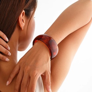 Brazaletes de Resina Hechos a Mano, Accesorios de Moda Premium para Mujer, Diseño Dibujado a Mano, Calidad de Exportación, Venta al Por Mayor - Product Image 1