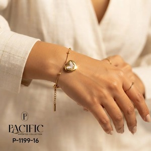 Bracelet chaîne anti-ternissement 3D avec breloque cœur papillon, bijou élégant et tendance pour femme, idéal pour le quotidien, disponible à la vente - Product Image 4