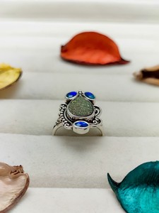 Anillo de Cuarzo Arcoíris Gris Caribeño con Druzy Plano, Joyería Elegante Hecha a Mano con Piedra Preciosa Natural para Mujer - Product Image 3