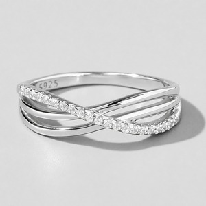 Anillo minimalista con diamante cultivado en laboratorio, plata 925, engaste pavé, banda geométrica de eternidad, unisex, para uso diario. - Product Image 6