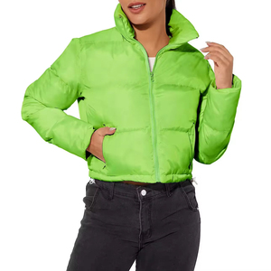 Veste d'hiver matelassée courte pour femme, imperméable et respirante, en toile tricotée, avec logo frontal et col, rembourrage 100% polyester - Product Image 1