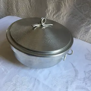 Olla de Acero Inoxidable Moderna y Clásica, Duradera, con Revestimiento Antiadherente |   Para servir comida caliente en casa y en restaurantes - Product Image 1
