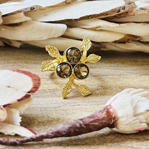 Anillo botánico de latón con cuarzo ahumado, estilo floral vintage, inspirado en la naturaleza, con textura de hoja, chapado en oro, venta al por mayor, anillo para mujer. - Product Image 3