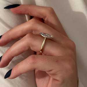 Anillo Solitario con Diamante Cultivado en Laboratorio de 3 Quilates, Corte Marquesa, Claridad VVS2, Engaste en Bisel, Anillo de Compromiso de Dos Tonos, Certificado IGI - Product Image 2