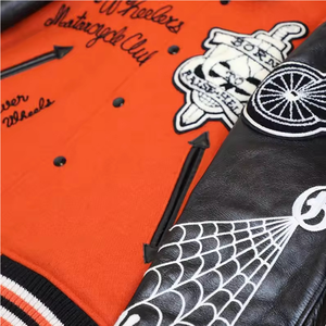 Chaqueta Varsity Clásica para Hombre con Ribete a Rayas y Logotipo, una elección clásica con el icónico ribete de punto a rayas - Product Image 4