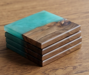 Posavasos moderno de resina de nogal, forma rectangular, madera y resina turquesa, antideslizante, para el hogar y como accesorio de mesa. - Product Image 4