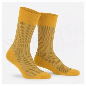 Chaussettes mi-mollet à pois jaunes, respirantes, tricotées pour adultes, pour un usage décontracté estival - Product Image 3