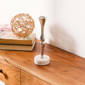 Ensemble de deux porte-bougies en aluminium argenté avec base en marbre blanc, élégants supports métalliques pour bougies pour table à manger - Product Image 5