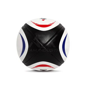 Ballon de rugby durable avec une matière antidérapante pour l'entraînement au passage et les séances en extérieur - Product Image 3