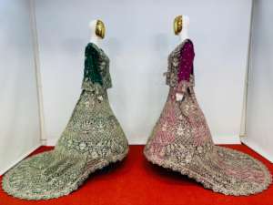 Lehenga de Terciopelo con Corte de Cola Corta, Bordado Intenso y Pedrería Brillante, Edición Nupcial de Diseñador Mahamantra - Product Image 5