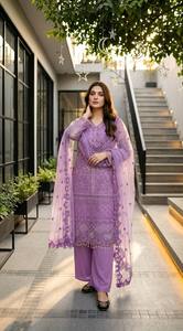Conjunto de Salwar Kameez Morado Bordado con Perlas, Traje Indio Pakistaní con Dupatta para Bodas y Fiestas - Product Image 3