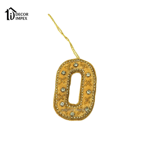 Adornos Navideños de Alfabeto en Terciopelo Dorado de Calidad de Exportación, Decoración Colgante con Cuentas Zardosi Hechas a Mano - Product Image 3