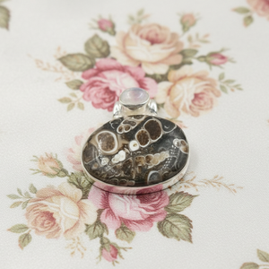 Colgante de Ágata Turritella Multicolor y Piedra Lunar, Plata de Ley 925, Chapado en Oro Rosa y Oro Amarillo, Joyería Hecha a Mano para Hermana - Product Image 4