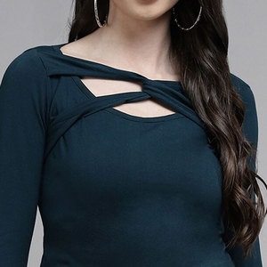 T-shirt court en maille respirante à manches longues et coupe ajustée pour femme, bleu foncé, style croisé, couleur unie, collection Printemps-Été - Product Image 5