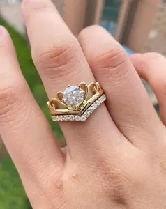 Ensemble de bagues de fiançailles et de mariage de luxe vintage en moissanite taille brillant avec couronne, en argent sterling 925 plaqué or jaune pour femme - Product Image 1