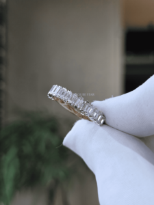 Bague demi-éternité en diamant de laboratoire taille émeraude 1,25 carat certifiée IGI, en or avec griffes partagées, alliance de mariage, bijoux de luxe pour femme - Product Image 4
