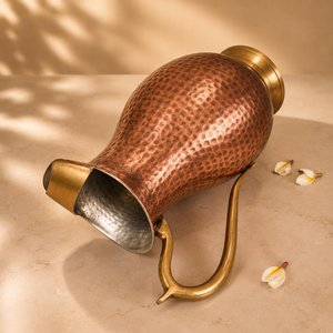 Pichet à eau en cuivre de style vintage arabe avec finition martelée, carafe en métal avec poignée, design luxueux pour servir le thé - Product Image 3