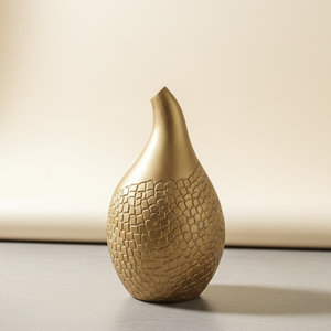 Impresionante Florero de Metal Dorado con un Patrón Texturizado Escalonado y un Diseño de Cuello Curvo Único para Decoración Moderna del Hogar - Product Image 1