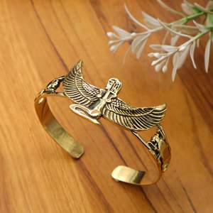Brazalete de latón hecho a mano con la imagen de la diosa Isis, brazalete abierto con la diosa egipcia alada, joyería con acabado en oro antiguo. - Product Image 1