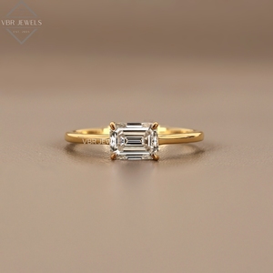 Anillo Solitario de Diamante Corte Esmeralda en Oro Amarillo con Engaste de Garras, Joyería de Compromiso, Regalo para Mujer, Diseño de Lujo - Product Image 1