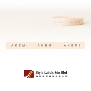 Etiquetas personalizadas con impresión en cinta de satén para una marca y eventos premium con un acabado satinado suave y servicios profesionales de impresión de logotipos. - Product Image 2