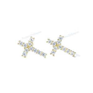 Nouvelle collection, boucles d'oreilles clous en argent sterling 925 plaqué or blanc, diamant moissanite VVS, entièrement serties, personnalisées, en forme de croix - Product Image 1