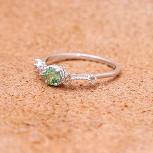 Anillo de Compromiso de Plata de Ley 925 con Zafiro Verde Redondo Natural |   Joyería Fina Hecha a Mano con Detalles de Diamantes, Regalo para Mujer - Product Image 3