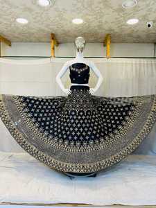 ชุดเลเฮนกา Zarna 16 Kali Net ประดับด้วยกระจกหิน Jarkan เต็มตัว พร้อมกลิตเตอร์หนักและกระโปรงบาน Can Can เหมาะสำหรับชุดเจ้าสาว - Product Image 2