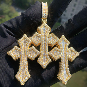 Colgante Triple Cruz con Incrustaciones de Diamantes Moissanite, Acabado en Oro Blanco, Joyería Hip Hop - Product Image 4
