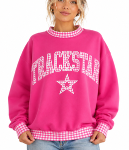 เสื้อสเวตเชิ้ตคอเต่าผู้หญิง Trackstar Premium แบบสวมหัว ตกแต่งด้วยลายปักตัวอักษรแบบ Patchwork ทรงหลวม แต่งลายจุดตัดสี - Product Image 1