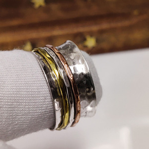 Bague anti-stress tricolore faite à la main, en métaux mélangés, pour la méditation, bijou bohème tendance, cadeau pour elle/lui - Product Image 2