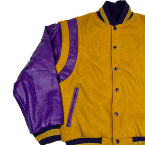 Chaqueta Universitaria Premium Color Púrpura Dorado, Chaqueta Varsity con Bordado de Chenilla, Chaqueta Bomber de Béisbol Universitaria, Personalizada OEM, Térmica, Resistente al Viento, de Lana - Product Image 2