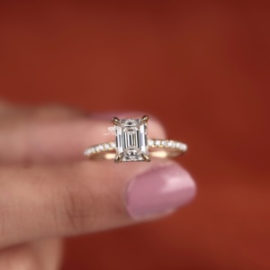 Anillo de compromiso con diamante de corte esmeralda, banda pavé de oro de 14K, anillo solitario, anillo nupcial minimalista y delicado, anillo de propuesta, regalo para ella - Product Image 4
