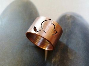Anillo de Cobre Contemporáneo con Patrones Artísticos Hechos a Mano, Adecuado para Colecciones de Accesorios de Moda Moderna - Product Image 1