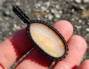 Collar Colgante de Macramé con Mariposa Hecha a Mano, Ágata Banda de Color, Cordón Negro, Bañado en Oro de 14K, Gema Natural, Estilo Boho Tribal, Aniversario - Product Image 4