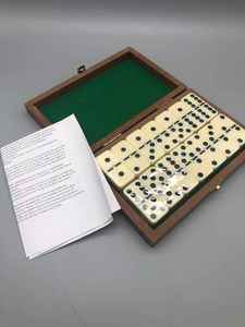 Jeu de dominos en résine fait main, double six, 28 pièces dans un coffret en bois avec doublure en feutre vert, jeu de collection - Product Image 3