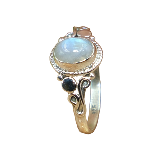 Anillo Hecho a Mano de Plata de Ley 925 con Piedra Lunar Arcoíris Natural |   Anillo con Gema Cabujón Engastada en Bisel |   Joyería de Plata para Mujer - Product Image 1