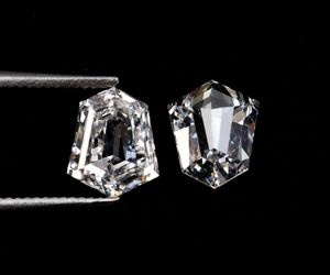 Par de Diamantes Cultivados en Laboratorio con Corte Escudo de 1.29Ct, Color EF, Certificación IGI, Corte Excelente, Claridad VVS-VS, Joyería de Diamantes Hechos a Medida - Product Image 1