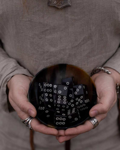 Juego de Dados de Cuerno de Búfalo Natural Hechos a Mano al por Mayor - Ecológicos, Color y Logotipo Personalizables, Poliédricos Cúbicos para Juegos de Mesa RPG - Product Image 1