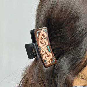 Barrette à cheveux vintage en cuir avec motif floral orné de turquoise, accessoire de mode pour femme - Product Image 1
