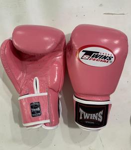 Gants de boxe de qualité supérieure Twins New Style, en cuir de vachette, logo personnalisé, MMA, kickboxing, légers, pour l'entraînement et le sparring. - Product Image 1