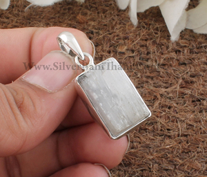จี้เซเลไนต์สีขาวธรรมชาติทรงสี่เหลี่ยมผืนผ้า ชุบแพลตตินัม สร้อยคอพลอย เครื่องประดับวินเทจ สำหรับทุกเพศ เหมาะสำหรับวันครบรอบ - Product Image 5