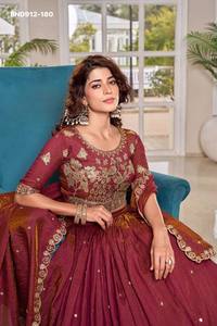 ชุดอินเดียแบบหนักแน่น NC Vichitra พร้อมงานปักดิ้นและงานปักด้ายแบบประณีต ชุดเลเฮนกา-โชลีสำเร็จรูปจากซัพพลายเออร์ในอินเดีย - Product Image 4