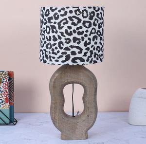 Lámpara de Mesa de Madera Contemporánea con Pantalla de Tela con Estampado de Leopardo, Luz Cálida, Uso Residencial - Product Image 2