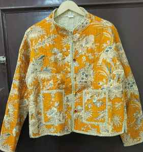 Chaqueta Varsity Acolchada Kantha para Mujer, Diseño de Patchwork Suave y Cómodo con Capucha y Cuello Abierto, Regalo para Ella - Product Image 2