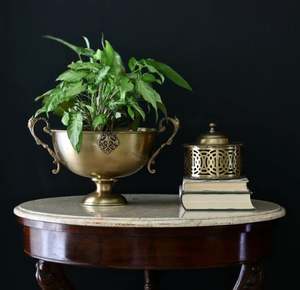 Hecho de latón, puedes guardar frutas en él, usa como maceta o simplemente colócalo de forma independiente donde su brillo subtil será suficiente. - Product Image 3