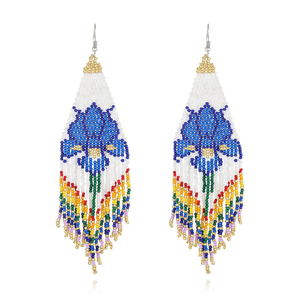 Pendientes Huggie de Verano a la Moda para Mujer, Diseño Floral Pequeño y Fresco, Hechos a Mano con Cuentas Acrílicas - Product Image 6