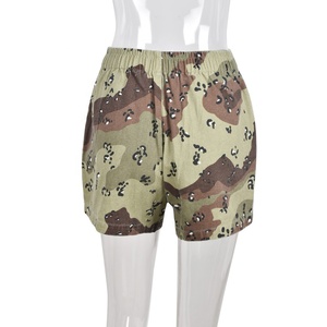Conjunto de ropa de mujer sexy, cálida y suave de lana sherpa, con pantalones cortos de lana y top corto con tirantes finos. - Product Image 5