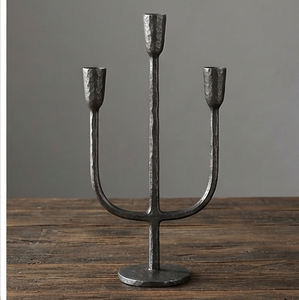 Candélabre en fer martelé fait main à 3 bras, support de bougie en métal pour la décoration de la maison - Product Image 1